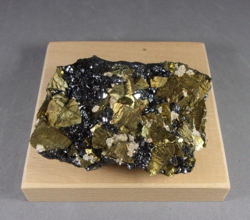 Calcopirita y Esfalerita<br />Herja Mine, Chiuzbaia, Baia Sprie, Maramures, Romania<br />7,2 x 5,3 x 3 cm.<br /> (Autor: J. G. Alcolea)