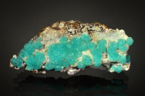 Adamite (variety cuprian adamite)<br />Mina Hilarion, Zona Hilarion, Minas Kamariza, Agios Konstantinos, Distrito minero Lavrion, Prefectura Attikí (Attica), Grecia<br />5.6 x 2.5 x 1.0 cm<br /> (Author: Michael Shaw)