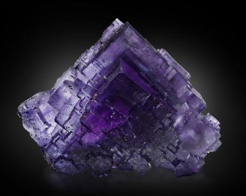 Fluorita<br />Denton Mine, Sub-Rosiclare formation, Goose Creek Mine group, Harris Creek Sub-District, Hardin County, Illinois, USA<br />7.5 x 12.5 x 14.5 cm / Cristal principal: 6.2 cm<br /> (Autor: Museo MIM)