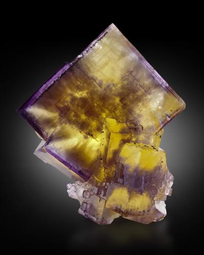 Fluorita<br />Denton Mine, Rosiclare formation, Goose Creek Mine group, Harris Creek Sub-District, Hardin County, Illinois, USA<br />5.5 x 9.7 x 11.4 cm / Cristal principal: 11.1 cm.<br /> (Autor: Museo MIM)