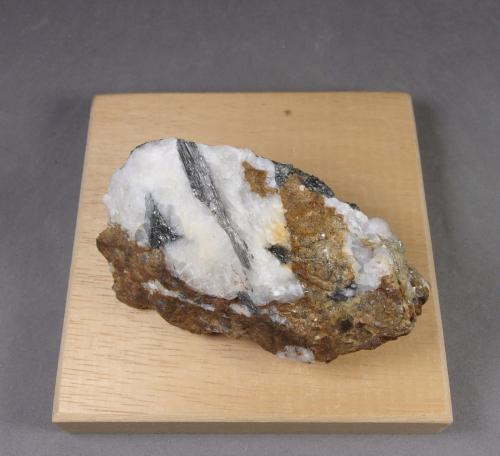 Tintinaita<br />Mina Mária, Roňava, Distrito Roňava, Región Koice, Eslovaquia<br />6,7 x 3,9 x 3,1 cm<br /> (Autor: J. G. Alcolea)
