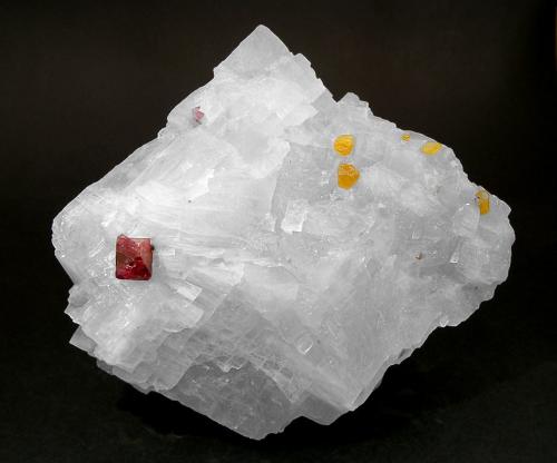 Norbergita y Espinela en Calcita<br />Oak-saung-taung, Mogok Valley, Mogok Township, Pyin-Oo-Lwin District, Mandalay Region (Mandalay Division), Myanmar (Burma)<br />9.3 × 8.4 × 4.3 cm<br /> (Autor: Jordi Fabre)