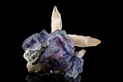 Fluorite, Calcite<br />Minerva I Mine, Rosiclare formation, Ozark-Mahoning group, Cave-in-Rock Sub-District, Hardin County, Illinois, USA<br />6 x 7 x 8 cm / main crystal: 5.1 cm<br /> (Author: MIM Museum)