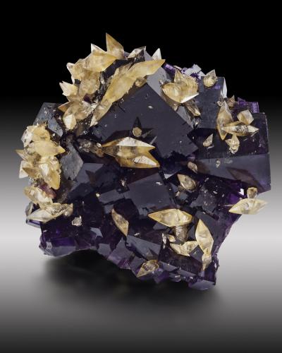 Fluorite, Calcite<br />Denton Mine, Sub-Rosiclare formation, Goose Creek Mine group, Harris Creek Sub-District, Hardin County, Illinois, USA<br />10 x 9.5 x 6.5 cm / main crystal: 4.5 cm<br /> (Author: MIM Museum)