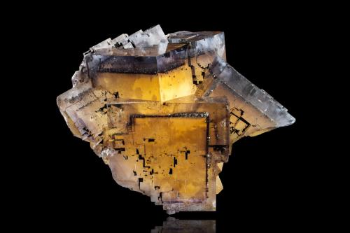 Fluorite with Chalcopyrite inclusions<br />Denton Mine, Rosiclare formation, Goose Creek Mine group, Harris Creek Sub-District, Hardin County, Illinois, USA<br />9.5 x 11 x 6 cm / main crystal: 7.8 cm<br /> (Author: MIM Museum)