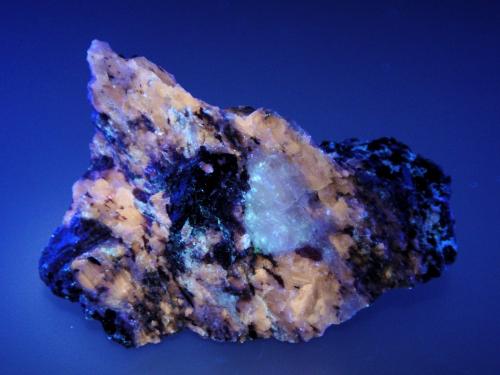 Agrellita, Eudialita, Aegirina<br />Kipawa complex, Sheffield Lake, Témiscamingue County, Québec, Canada<br />7 x 5 cm.<br /> (Autor: Antonio P. López)