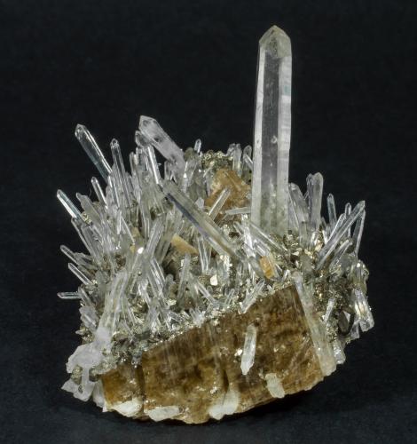 Cuarzo con Siderita<br />Saint-Pierre-de-Mésage, Vizille, Grenoble, Isère, Auvergne-Rhône-Alpes, Francia<br />7.2 × 5.6 × 6.1 cm<br /> (Autor: Jordi Fabre)