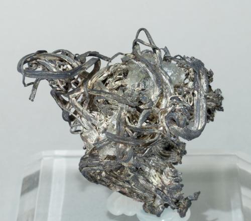 Plata con Cuarzo<br />Kongsberg mining district, Kongsberg, Norway<br />4 × 4 × 2.8 cm<br /> (Autor: Jordi Fabre)