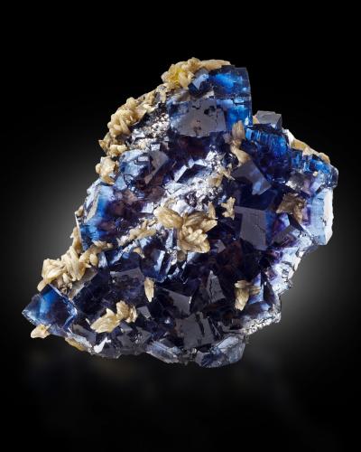 Fluorite, Calcite<br />Denton Mine, Rosiclare formation, Goose Creek Mine group, Harris Creek Sub-District, Hardin County, Illinois, USA<br />22 x 19 x 12 cm / main crystal: 5.4 cm.<br /> (Author: MIM Museum)