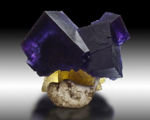 Fluorite, Baryte<br />Annabel Lee Mine, sub-Rosiclare level, Harris Creek Sub-District, Hardin County, Illinois, USA<br />15.5 x 16.5 x 11 cm / main crystal: 11.2 cm<br /> (Author: MIM Museum)