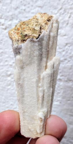 Clinoptilolita-Ca, Prehnita<br />Zona Imilchil, Anti-Atlas, Provincia Er Rachidia, Región Drâa-Tafilalet, Marruecos<br />6,6 x 2,5 x 2,0 cm<br /> (Autor: carles)