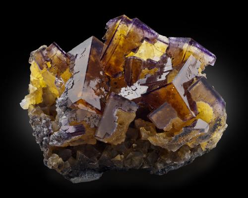 Fluorita<br />Minerva I Mine, Rosiclare formation, Ozark-Mahoning group, Cave-in-Rock Sub-District, Hardin County, Illinois, USA<br />13 x 18 x 15 cm / Cristal principal: 7.4 cm.<br /> (Autor: Museo MIM)