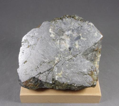 Löllingita<br />Schladming, Distrito Liezen, Estiria/Steiermark, Austria<br />7,8 x 7,3 x 3,3 cm.<br /> (Autor: J. G. Alcolea)