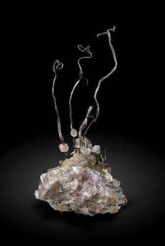 Plata con Calcita<br />Jizishan deposit, Linqu, Weifang Prefecture, Shandong Province, China<br />8.5 × 4.4 × 3 cm<br /> (Autor: Jordi Fabre)