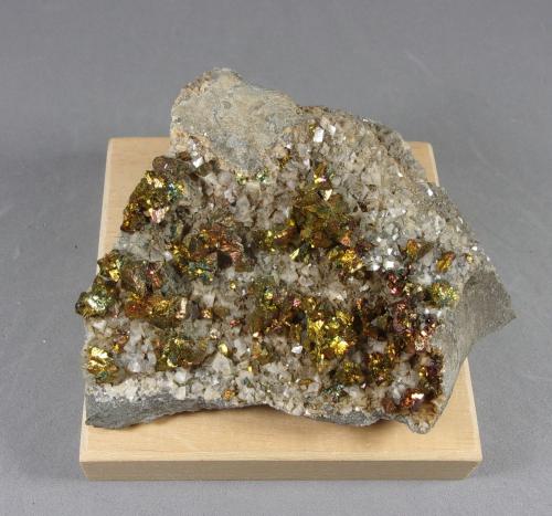 Calcopirita y Dolomita.<br />Mina Buick, Bixby, Distrito Viburnum Trend, Condado Iron, Missouri, USA<br />9,6 x 7,3 x 5 cm.<br /> (Autor: J. G. Alcolea)
