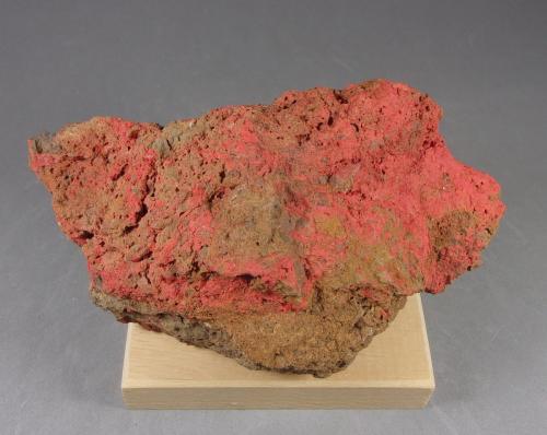 Cinabrio<br />Distrito Banaz, Provincia Uşak, Región Egeo, Turquía<br />12,5 x 6,7 x 5,4 cm.<br /> (Autor: J. G. Alcolea)