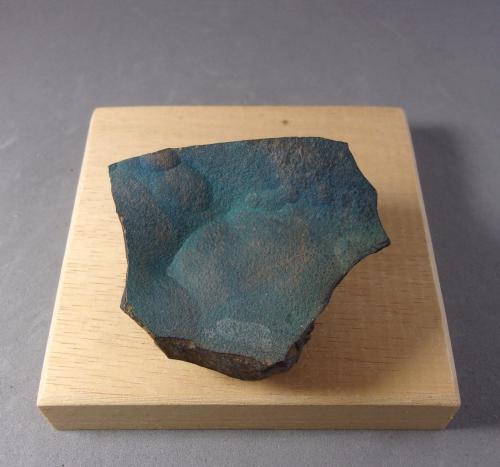 Calcopirita (variedad blister copper).<br />Mina Geevor, Pendeen, Distrito Saint Just, Cornwall, Inglaterra / Reino Unido<br />5,4 x 4,5 x 2,4 cm.  115 g.<br /> (Autor: J. G. Alcolea)