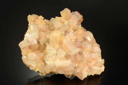 Heulandite-Ca<br />Distrito Jalgaon, Maharashtra, India<br />8.8 x 6.6 x 3.1 cm<br /> (Author: Michael Shaw)