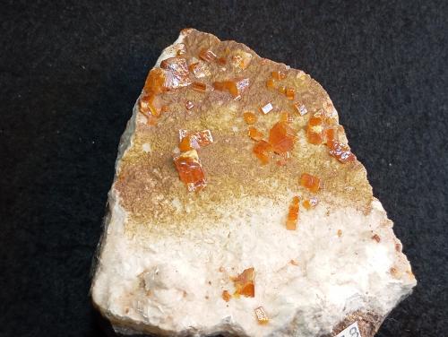 Wulfenita<br />Mina Erupción (Mina Ahumada), Sierra de Los Lamentos, Municipio Ahumada, Chihuahua, México<br />7 x 7 cm.<br /> (Autor: Felipe Abolafia)