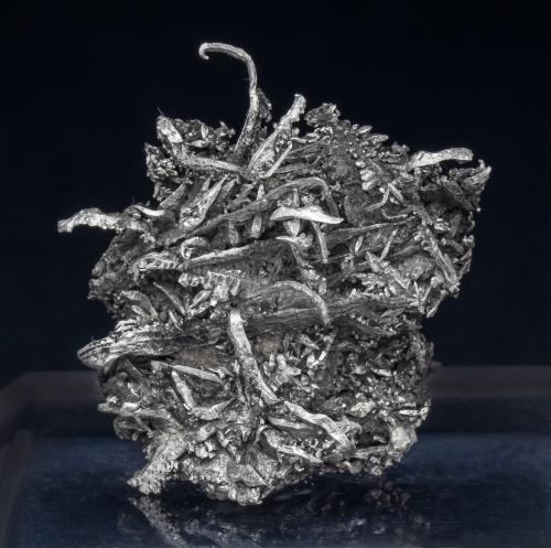 Plata<br />Himmelsfürst Mine, Brand-Erbisdorf, Freiberg District, Erzgebirgskreis, Saxony/Sachsen, Germany<br />3.3 × 2.8 × 1.8 cm<br /> (Autor: Jordi Fabre)