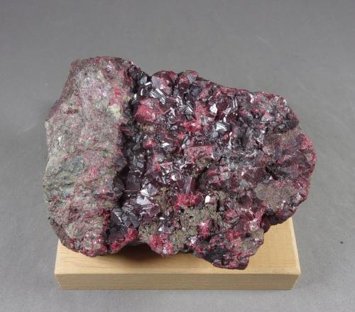 Cinabrio<br />Distrito Minero de Almadén, Almadén, Comarca Valle de Alcudia, Ciudad Real, Castilla-La Mancha, España<br />8,5 x 6,2 x 4,1 cm.<br /> (Autor: J. G. Alcolea)