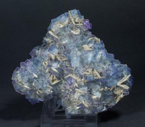Fluorita con Barita y Cuarzo<br />Zona minera de Berbes, Berbes, Ribadesella, Comarca Oriente, Principado de Asturias (Asturias), España<br />8.6 × 8 × 3.4 cm<br /> (Autor: Jordi Fabre)