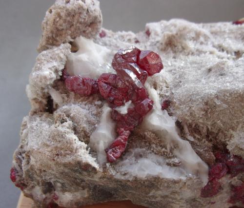 Cinabrio<br />Mina Escarlati, Puerto de las Señales, Maraña, Comarca Montaña Oriental, León, Castilla y León, España<br />8,3 x 5,5 x 4,1 cm.<br /> (Autor: J. G. Alcolea)