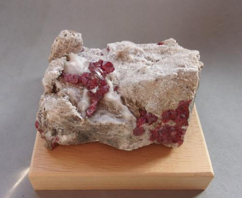 Cinabrio<br />Mina Escarlati, Puerto de las Señales, Maraña, Comarca Montaña Oriental, León, Castilla y León, España<br />8,3 x 5,5 x 4,1 cm.<br /> (Autor: J. G. Alcolea)