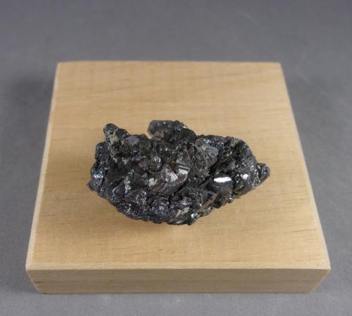 Argyrodita con Estefanita.<br />Colquechaca (Aullagas), Provincia Chayanta, Departamento Potosí, Bolivia<br />3,9 x 2,2 x 2,3 cm. 39,99 g.<br /> (Autor: J. G. Alcolea)