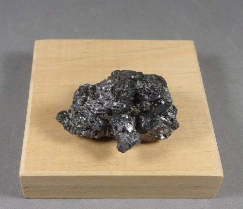 Argyrodita con Estefanita.<br />Colquechaca (Aullagas), Provincia Chayanta, Departamento Potosí, Bolivia<br />39 x 2,2 x 2,3 cm. 39,99 g.<br /> (Autor: J. G. Alcolea)