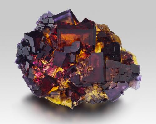 Fluorita<br />Denton Mine, Rosiclare formation, Goose Creek Mine group, Harris Creek Sub-District, Hardin County, Illinois, USA<br />12 x 15.5 x 6 cm / Cristal principal: 5.7 cm.<br /> (Autor: Museo MIM)