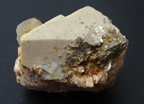 ortoclasa con cuarzo y mica<br />Linares, Comarca Sierra Morena, Jaén, Andalucía, España<br />60 x 55 x 45 mm<br /> (Autor: Ambrosio Pardo)