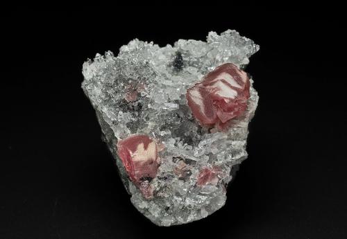 Rhodochrosite, Quartz<br />Mina Wutong, Liubao, Cangwu, Prefectura Wuzhou, Región Autónoma Guangxi Zhuang, China<br />5.5 x 5.0 cm<br /> (Author: am mizunaka)