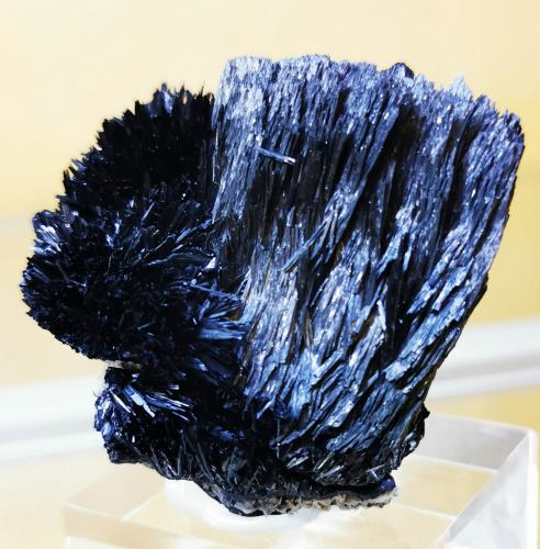 Pyrolusite<br />Bou Azzer mining district, Drâa-Tafilalet Region, Morocco<br />5 cm x 5cm<br /> (Author: Enrique Llorens)