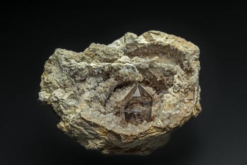 Quartz (variety smoky quartz), Quartz<br />Mooralla, Southern Grampians Shire, Victoria, Australia<br />9.0 x 6.5 cm<br /> (Author: am mizunaka)