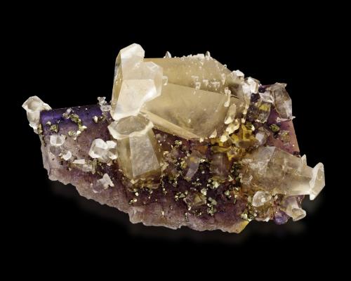 Calcite<br />Denton Mine, Rosiclare formation, Goose Creek Mine group, Harris Creek Sub-District, Hardin County, Illinois, USA<br />6.7 x 5 x 4 cm / main crystal: 3.9 cm.<br /> (Author: MIM Museum)