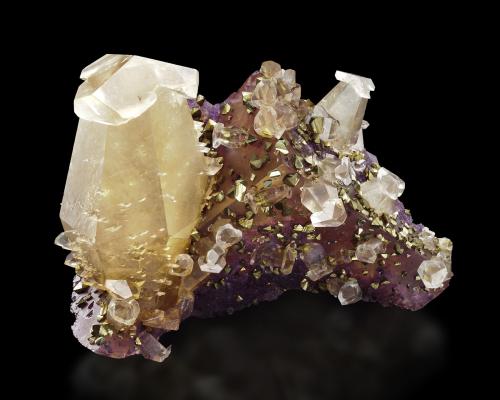 Calcite<br />Denton Mine, Rosiclare formation, Goose Creek Mine group, Harris Creek Sub-District, Hardin County, Illinois, USA<br />5 x 6.2 x 5 cm / main crystal: 3.5 cm.<br /> (Author: MIM Museum)