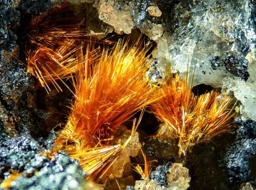 Ludlockita<br />Mina Tsumeb, Tsumeb, Región Otjikoto, Namibia<br />5 mm<br /> (Autor: Borja Sainz de Baranda)