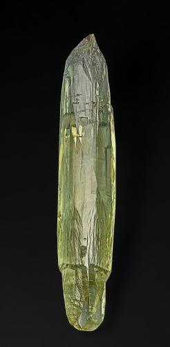 Beryl (variety heliodor)<br />Khoroshiv (Volodarsk-Volynskii), Oblast Zhytomyr, Ucrania<br />10.7 x 2.0 cm<br /> (Author: am mizunaka)
