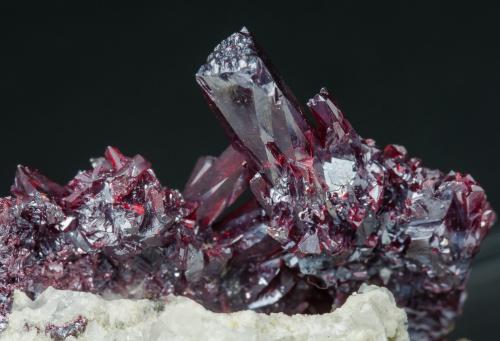 Proustita con Calcita<br />Aït Ahmane, Agdz, distrito minero Bou Azzer, Provincia Zagora, Región Drâa-Tafilalet, Marruecos<br />El cristal mayor mide: 1.5 × 0.4 cm<br /> (Autor: Jordi Fabre)