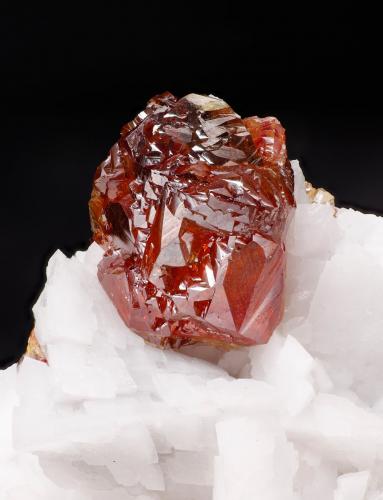 Esfalerita con Dolomita<br />Mina de Áliva (Mina Las Mánforas), zona Minera Áliva, Camaleño, Comarca Liébana, Cantabria, España<br />main crystal size: 1.1 × 0.9 cm<br /> (Autor: Jordi Fabre)