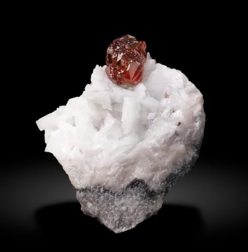 Esfalerita con Dolomita<br />Mina de Áliva (Mina Las Mánforas), zona Minera Áliva, Camaleño, Comarca Liébana, Cantabria, España<br />4 × 3.3 × 1.6 cm<br /> (Autor: Jordi Fabre)