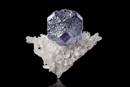 Fluorite, Quartz<br />Shangbao Mine, Leiyang, Hengyang Prefecture, Hunan Province, China<br />8 x 5 x 7.5 cm / main crystal: 4.1 cm<br /> (Author: MIM Museum)