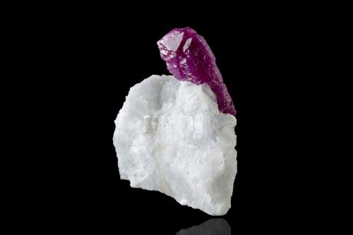 Corundum (variety rubi)<br />Mogok, Distrito Pyin-Oo-Lwin, Región Mandalay (Division Mandalay), Myanmar (Burma)<br />7 x 4.5 x 8.5 cm / main crystal: 5.2 cm.<br /> (Author: MIM Museum)