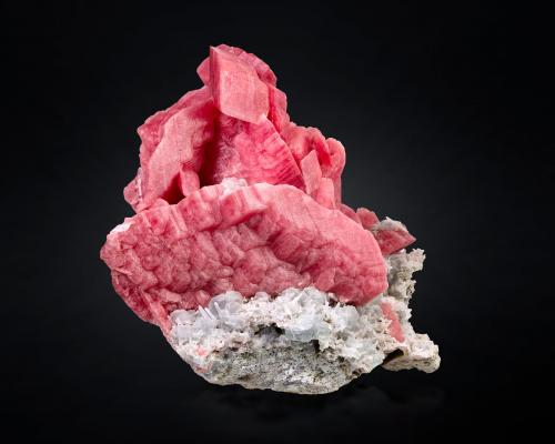 Rhodochrosite, Quartz, Fluorite<br />Mount Xuebaoding, Pingwu, Mianyang Prefecture, Sichuan Province, China<br />27 x 20 x 18 cm / main crystal: 17.7 cm<br /> (Author: MIM Museum)
