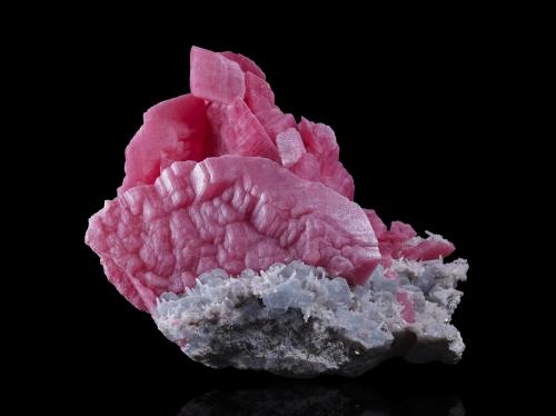 Rhodochrosite, Quartz, Fluorite<br />Mount Xuebaoding, Pingwu, Mianyang Prefecture, Sichuan Province, China<br />27 x 20 x 18 cm / main crystal: 17.7 cm<br /> (Author: MIM Museum)
