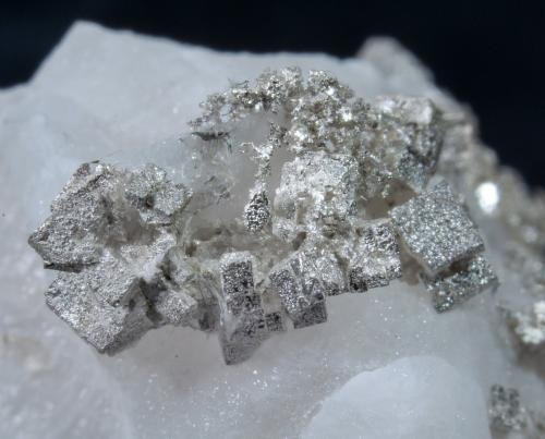 Silver on Calcite<br />Aït Ahmane, Agdz, distrito minero Bou Azzer, Provincia Zagora, Región Drâa-Tafilalet, Marruecos<br />main crystal size: 0.3 × 0.2 cm<br /> (Author: Jordi Fabre)