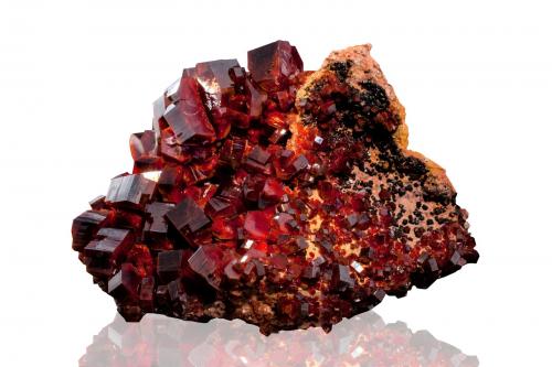 Vanadinita<br />Mibladen (distrito minero Mibladen), Midelt, Provincia Midelt, Región Drâa-Tafilalet, Marruecos<br />16 x 12 x 11 cm / Cristal principal: 3.1 cm.<br /> (Autor: Museo MIM)