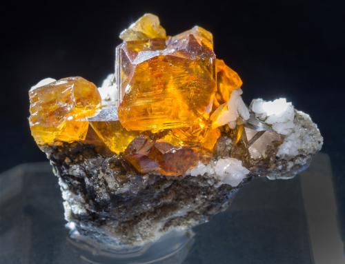Esfalerita con Dolomita<br />Mina de Áliva (Mina Las Mánforas), zona Minera Áliva, Camaleño, Comarca Liébana, Cantabria, España<br />3.5 × 3.3 × 1.8 cm<br /> (Autor: Jordi Fabre)