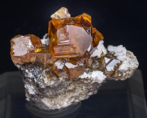 Esfalerita con Dolomita<br />Mina de Áliva (Mina Las Mánforas), zona Minera Áliva, Camaleño, Comarca Liébana, Cantabria, España<br />3.5 × 3.3 × 1.8 cm<br /> (Autor: Jordi Fabre)